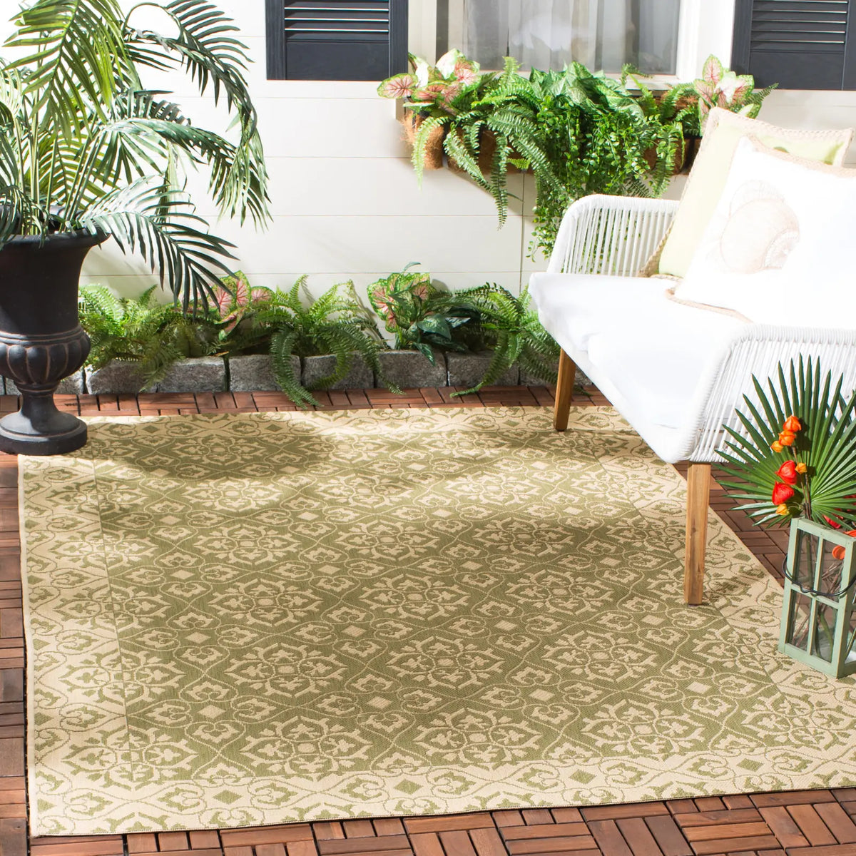 Safavieh Courtyard 4'-0" x 5'-7" Rug in Green / Creme