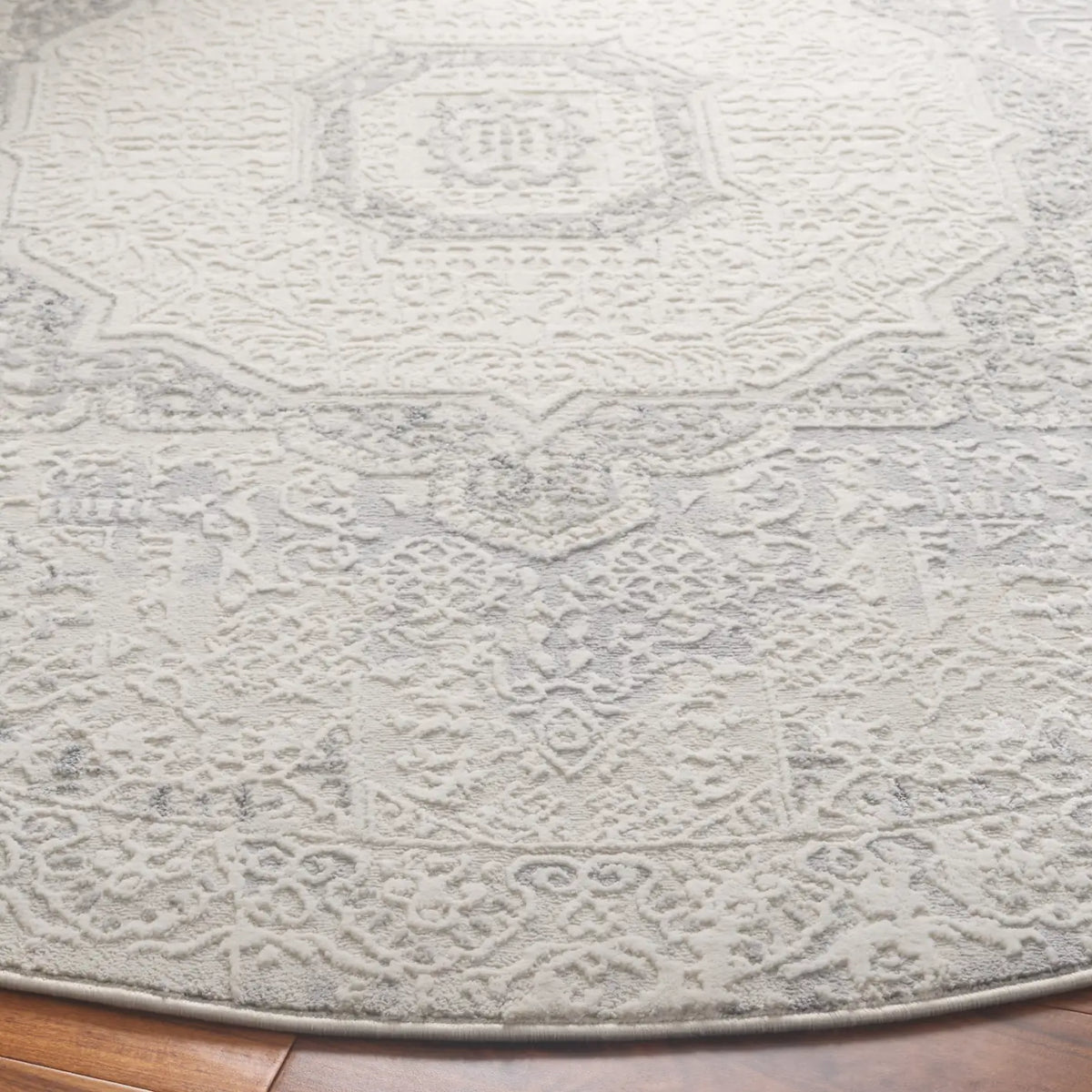 Safavieh Hanna 6'-7" x 6'-7" Rug in Ivory / Light Grey