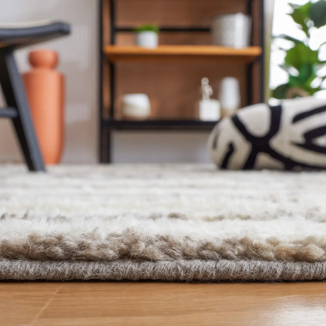 Safavieh Casablanca 4'-0" x 6'-0" Rug in Ivory / Grey