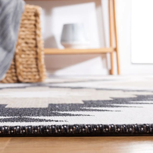 Safavieh Augustine 4'-0" x 6'-0" Rug in Beige / Black