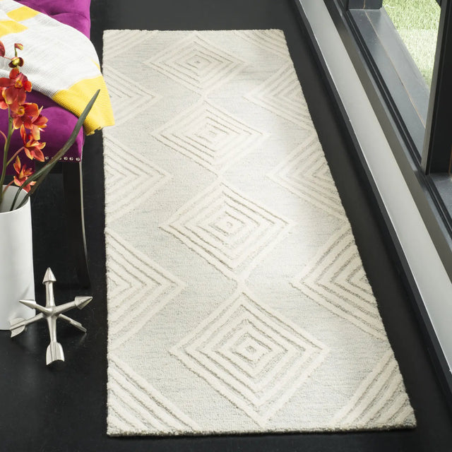 Safavieh Blossom 2'-3" x 8'-0" Rug in Silver / Ivory