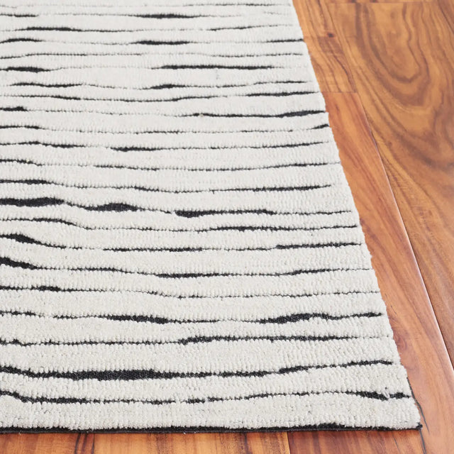 Safavieh Casablanca 4'-0" x 6'-0" Rug in Ivory / Black