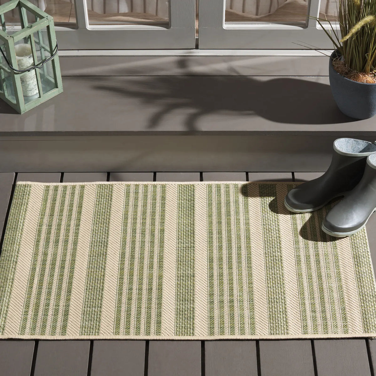 Safavieh Courtyard 2'-0" x 3'-7" Rug in Beige / Sweet Pea