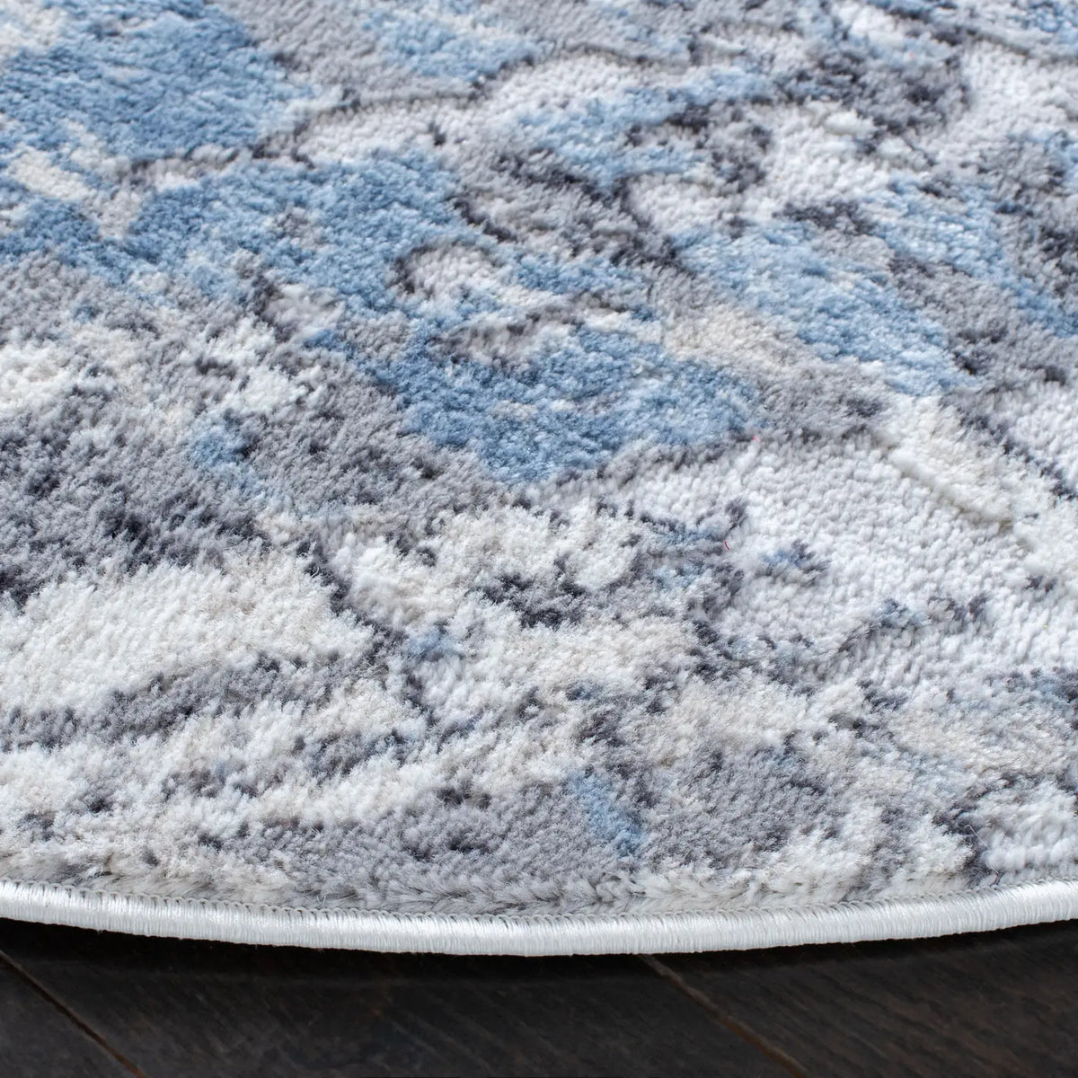 Safavieh Amelia 700 6'-7" x 6'-7" Rug in Ivory / Grey