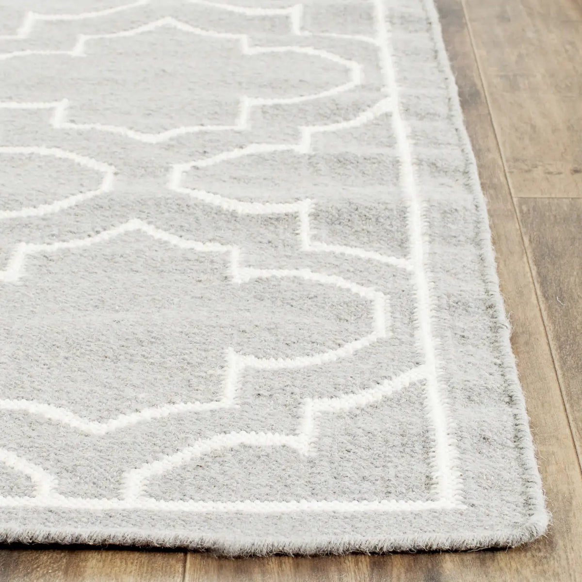 Safavieh Dhurries 4'-0" x 6'-0" Rug in Grey / Ivory