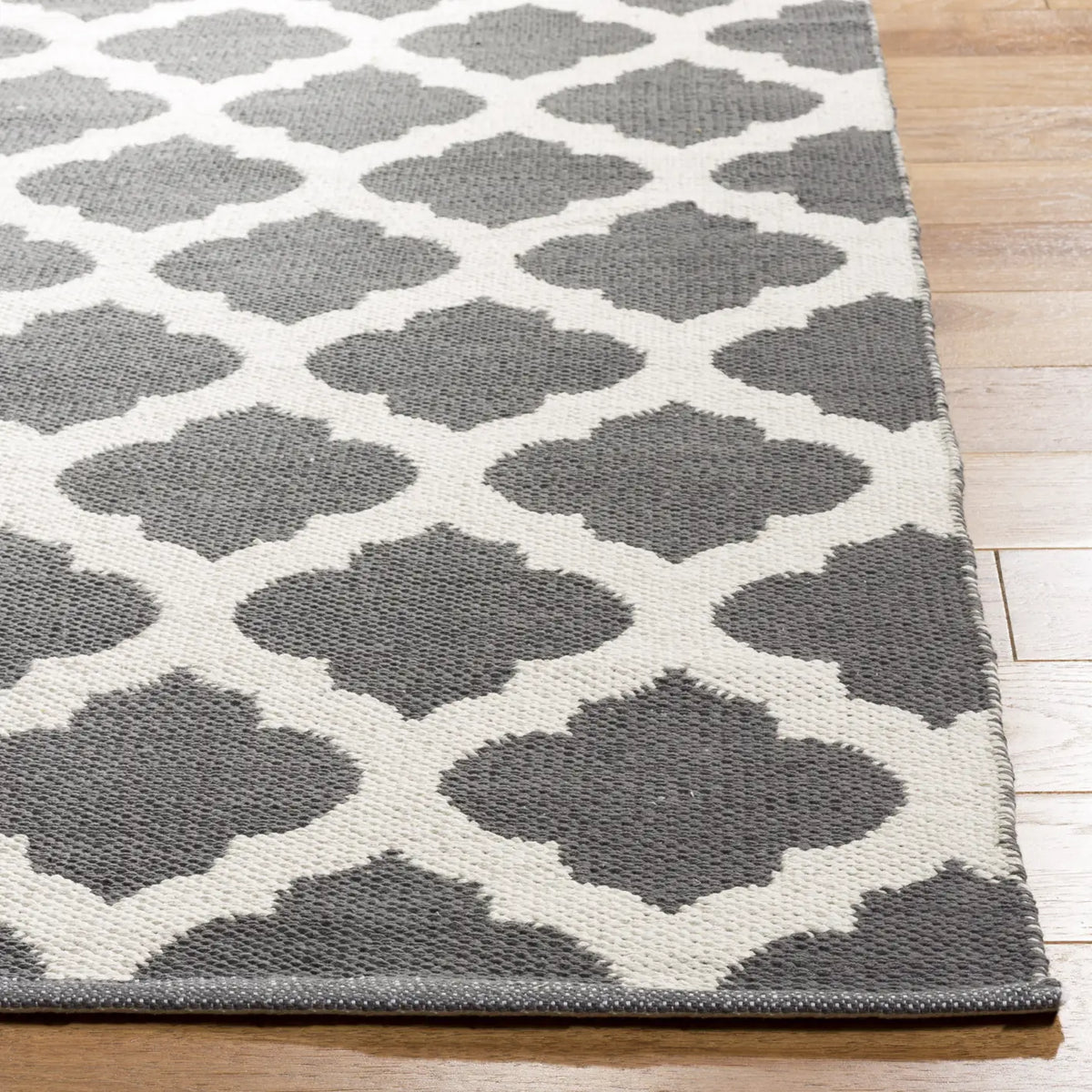 Safavieh Montauk 4'-0" x 6'-0" Rug in Dark Grey / Ivory