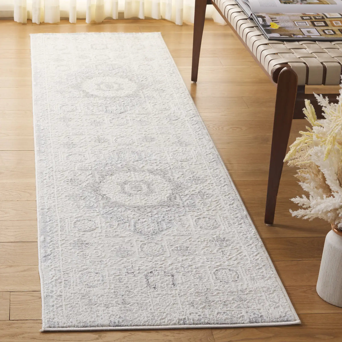Safavieh Hanna 2'-0" x 8'-0" Rug in Ivory / Light Grey
