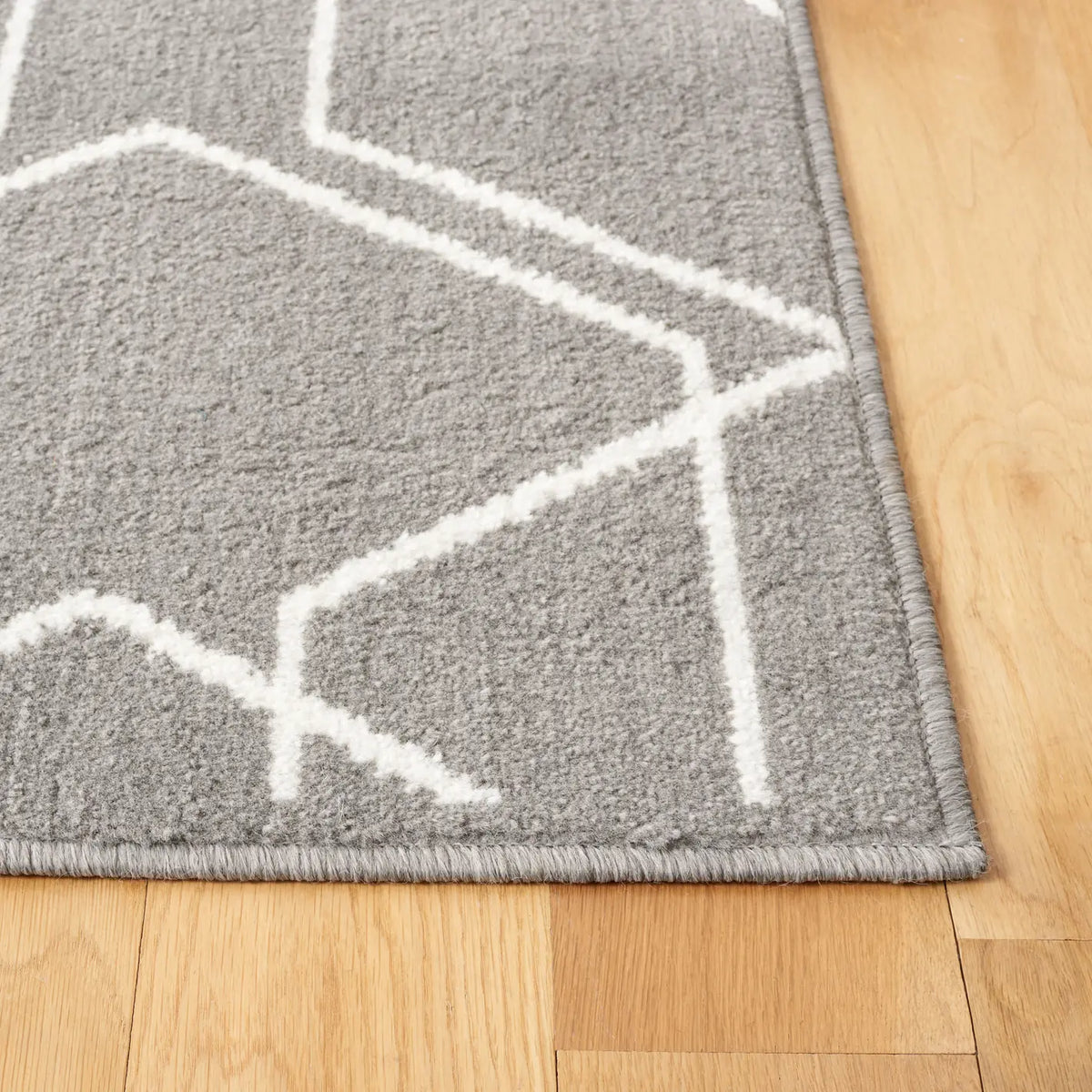 Safavieh Pyramid 4'-5" x 6'-5" Rug in Grey / Ivory