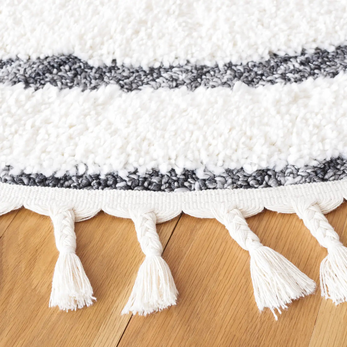 Safavieh Moroccan Tassel Shag 6'-7" x 6'-7" Rug in Black / Ivory
