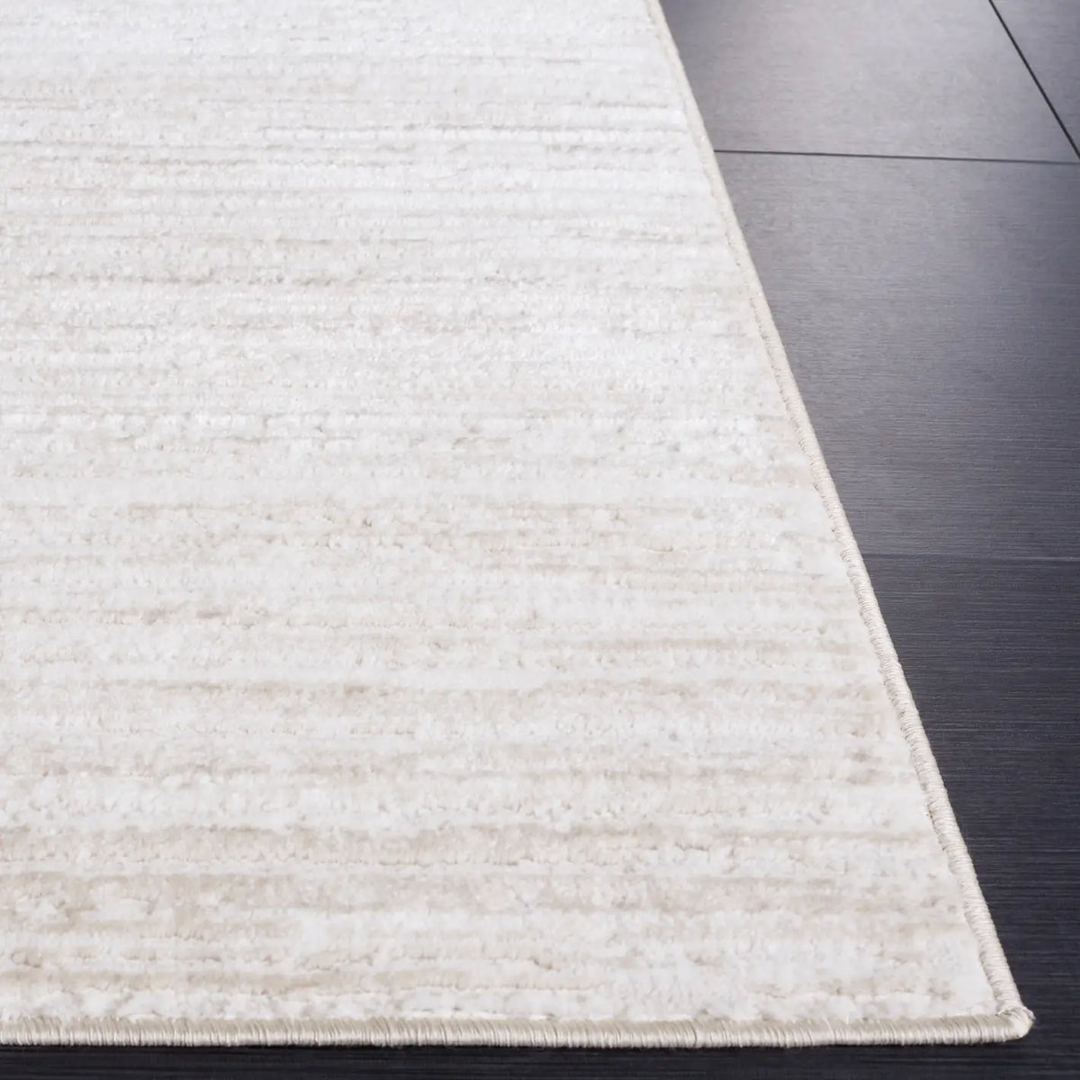 Safavieh Hanna 4'-0" x 6'-0" Rug in Ivory / Beige