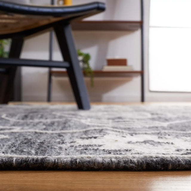 Safavieh Kilim 4'-0" x 6'-0" Rug in Black / Ivory