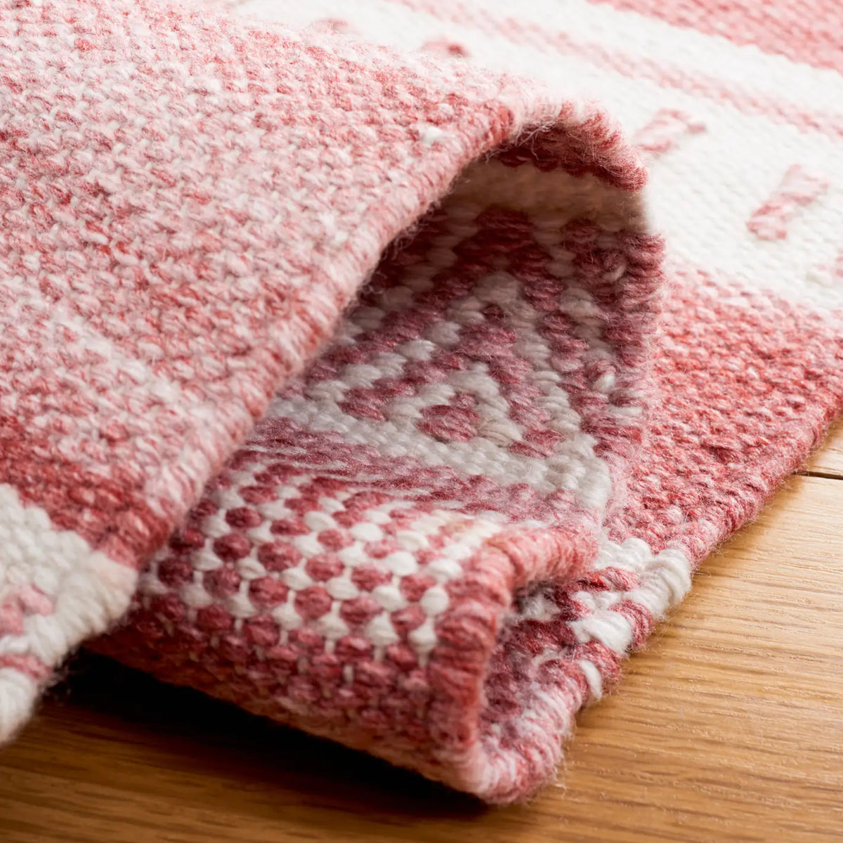 Safavieh Striped Kilim 4'-0" x 6'-0" Rug in Pink / Ivory