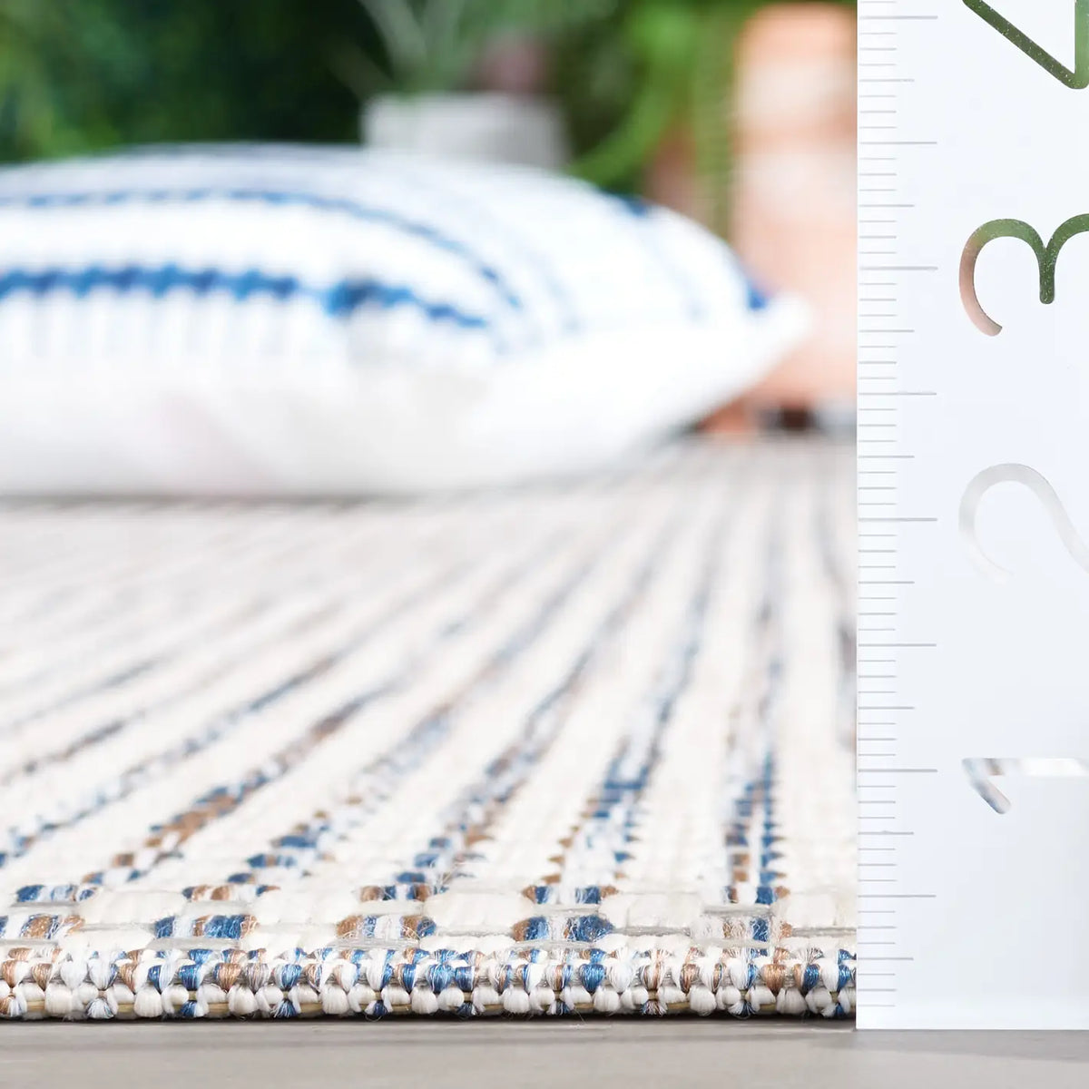 Safavieh Courtyard 4'-0" x 5'-7" Rug in Ivory / Beige Grey