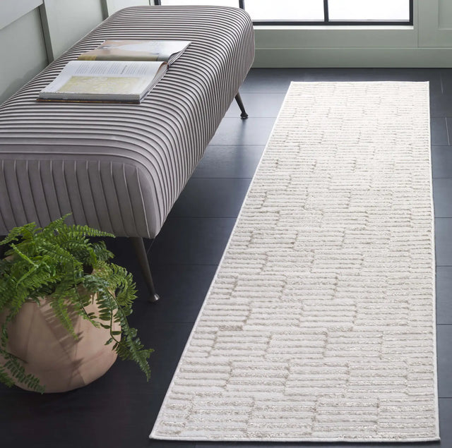 Safavieh Maya 2'-0" x 8'-0" Rug in Ivory / Beige