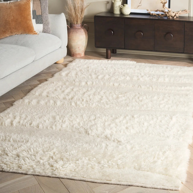 Safavieh Casablanca 4'-0" x 6'-0" Rug in Ivory