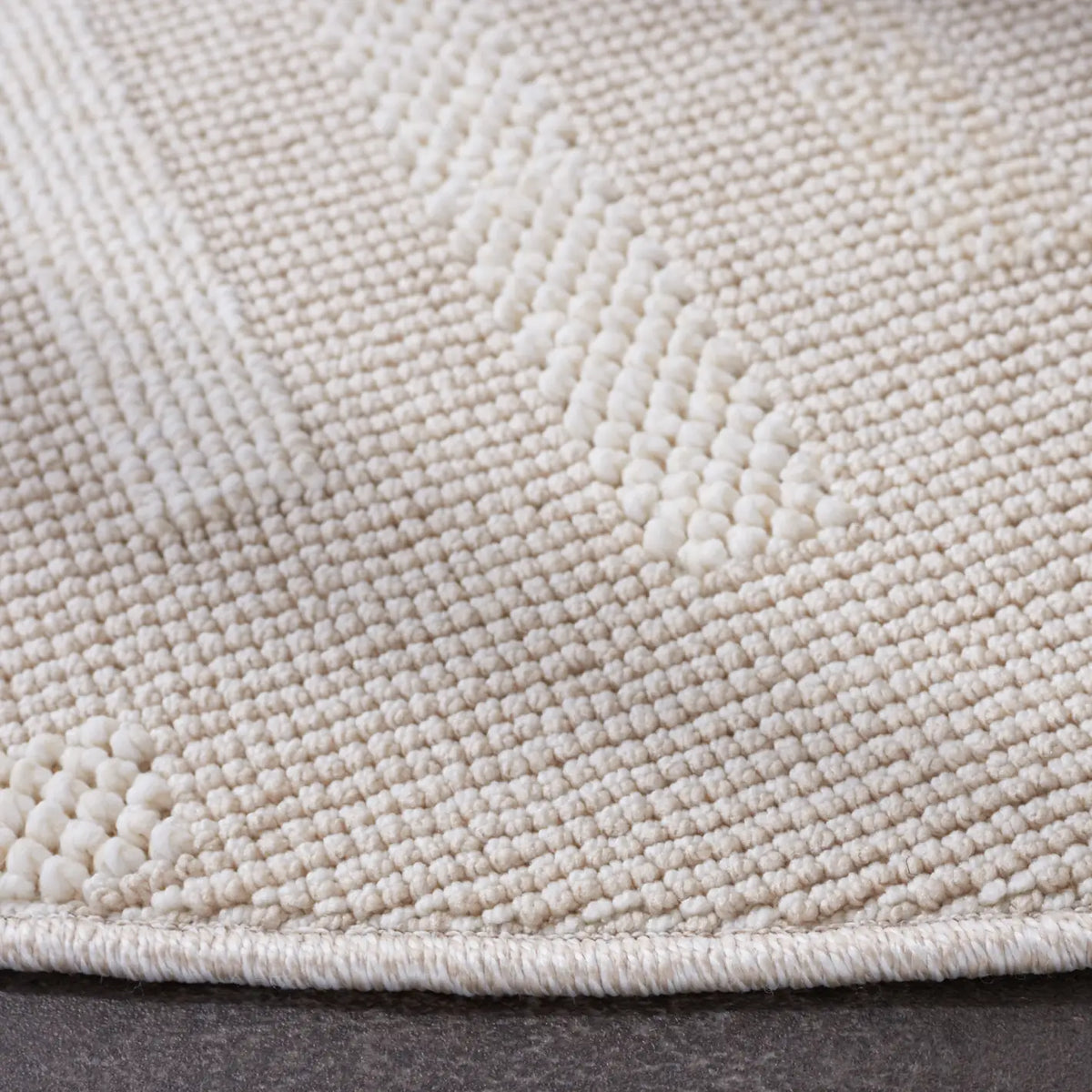 Safavieh Trends 6'-7" x 6'-7" Rug in Beige / Ivory