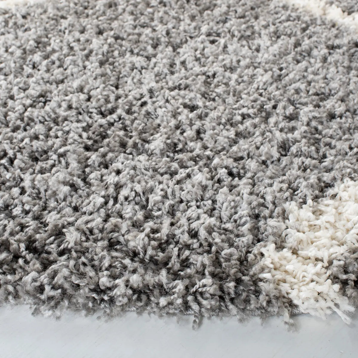 Safavieh Venus Shag 500 6'-7" x 6'-7" Rug in Grey / Ivory