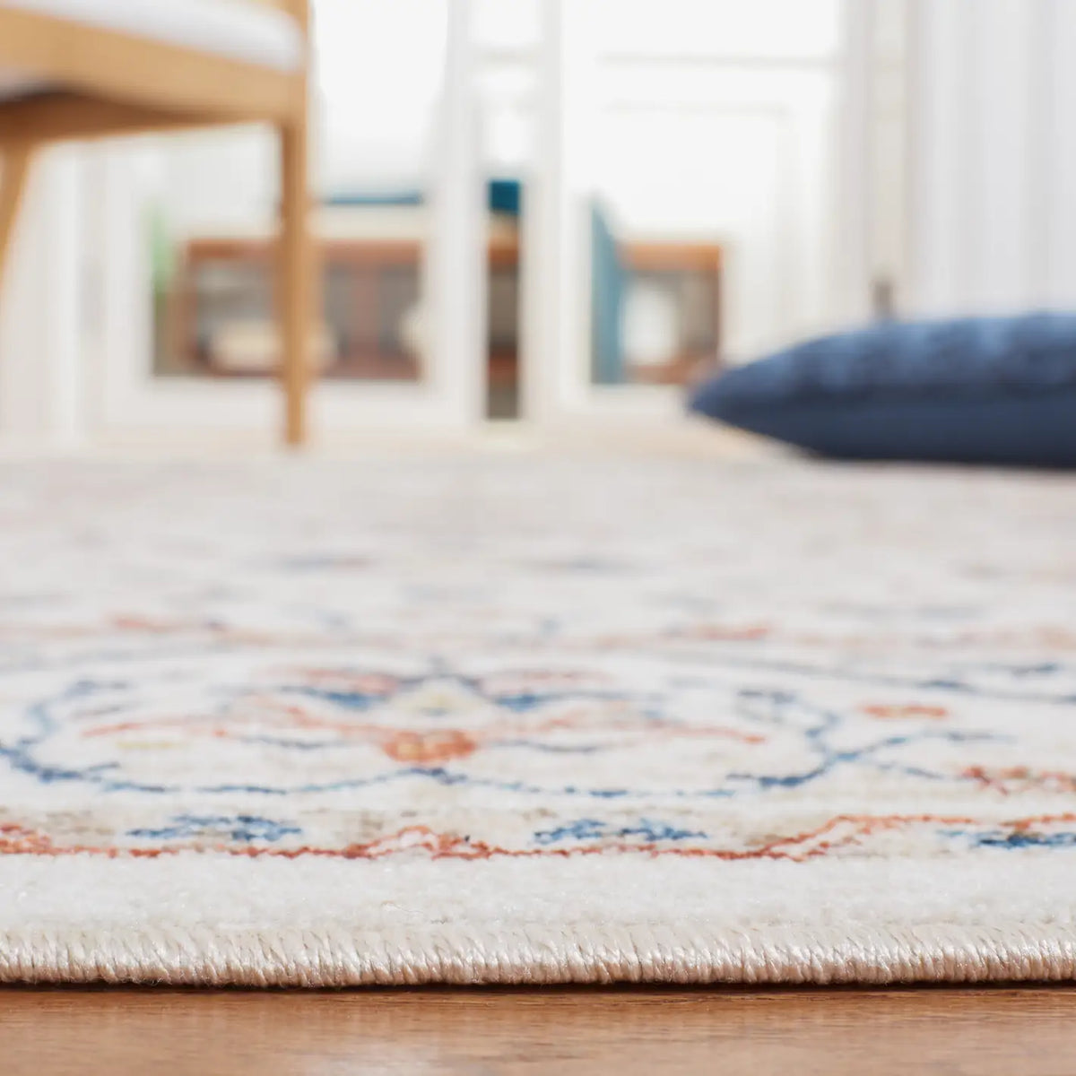 Safavieh Olympia 4'-0" x 6'-0" Rug in Ivory / Navy