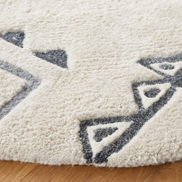 Safavieh Casablanca 7'-0" x 7'-0" Rug in Ivory / Grey