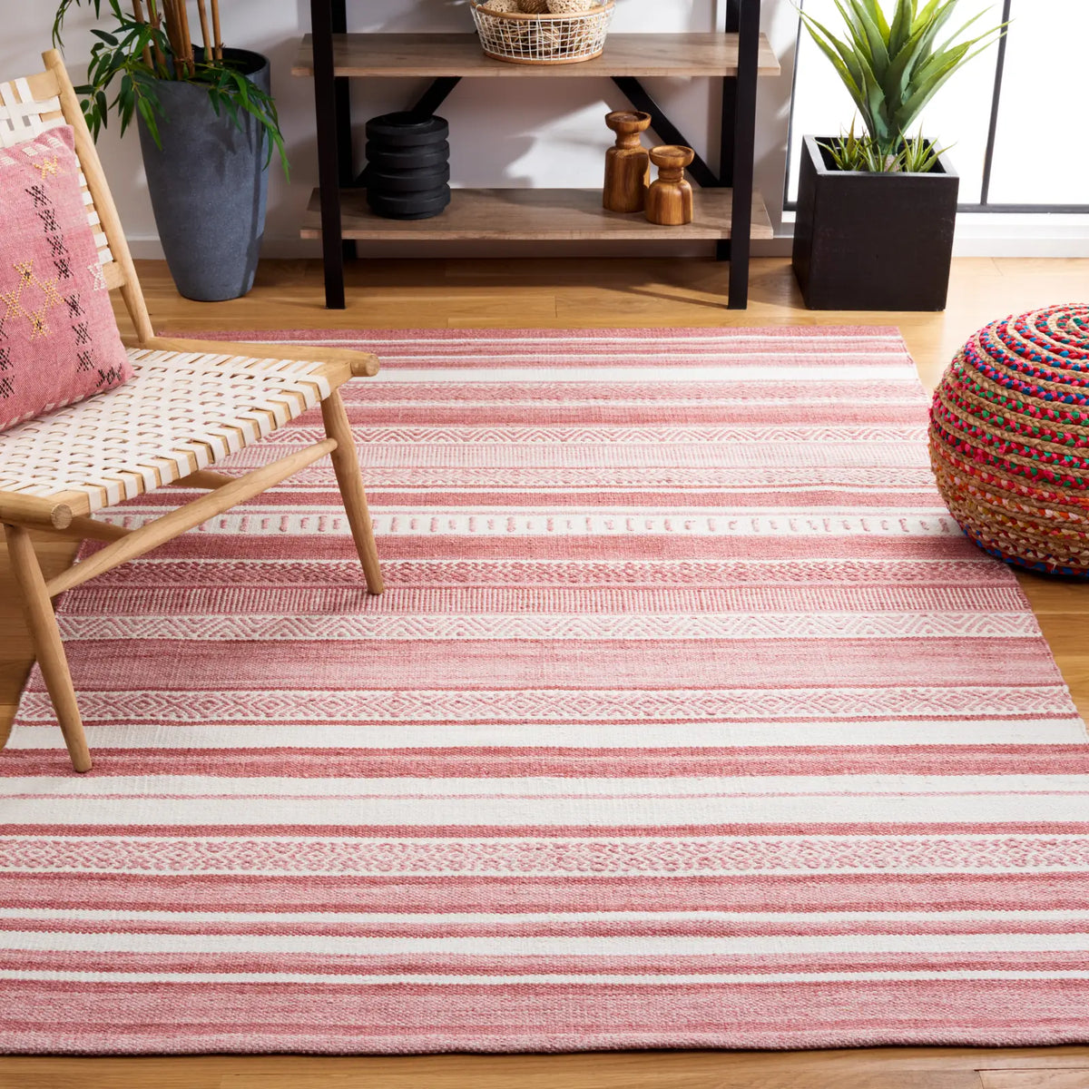Safavieh Striped Kilim 4'-0" x 6'-0" Rug in Pink / Ivory