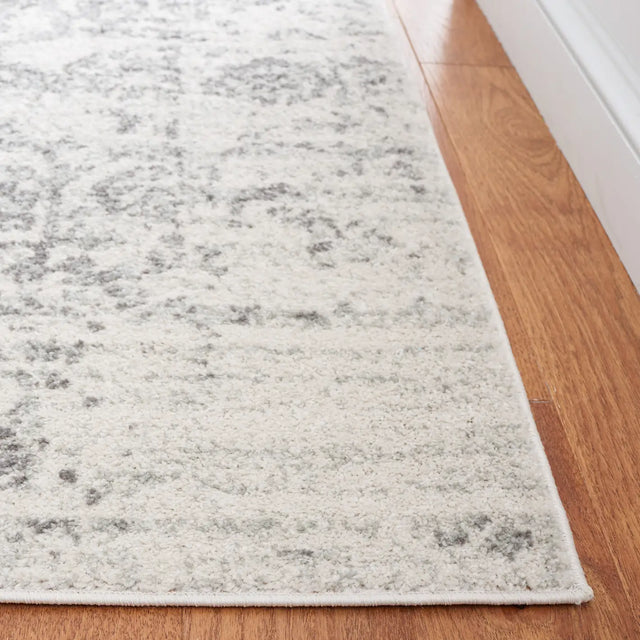 Safavieh Madison 4'-0" x 6'-0" Rug in Silver / Ivory