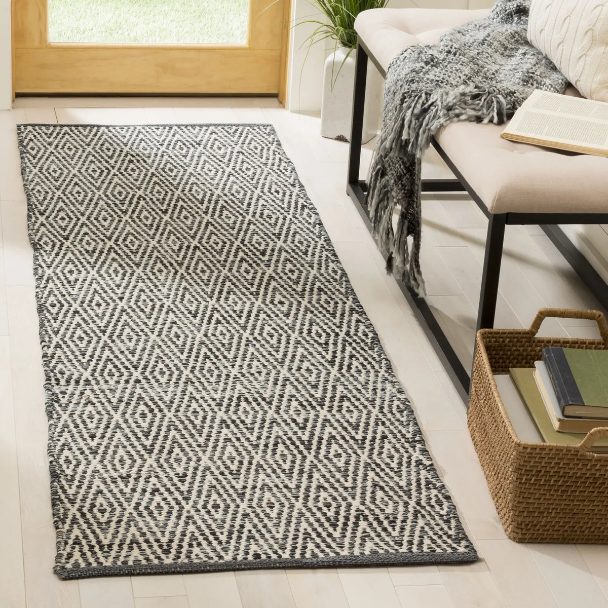 Safavieh Montauk 2'-3" x 7'-0" Rug in Ivory / Dark Grey