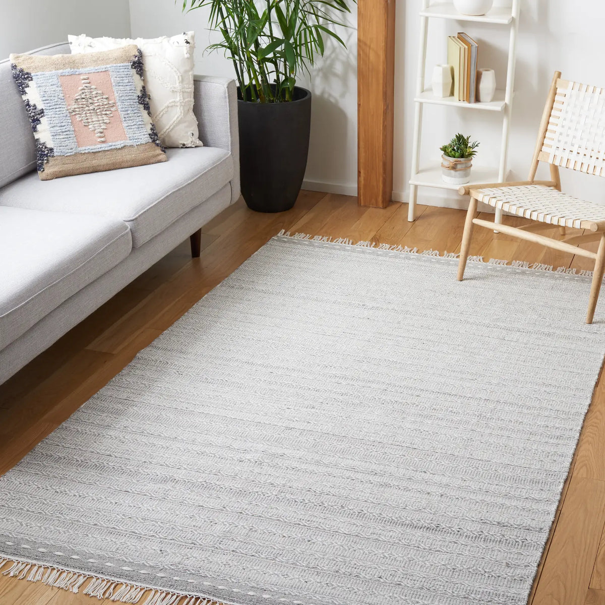 Safavieh Striped Kilim 4'-0" x 6'-0" Rug in Grey / Ivory