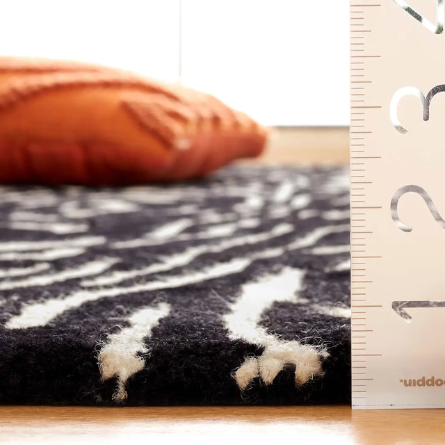 Safavieh Ebony 4'-0" x 6'-0" Rug in Black / Ivory