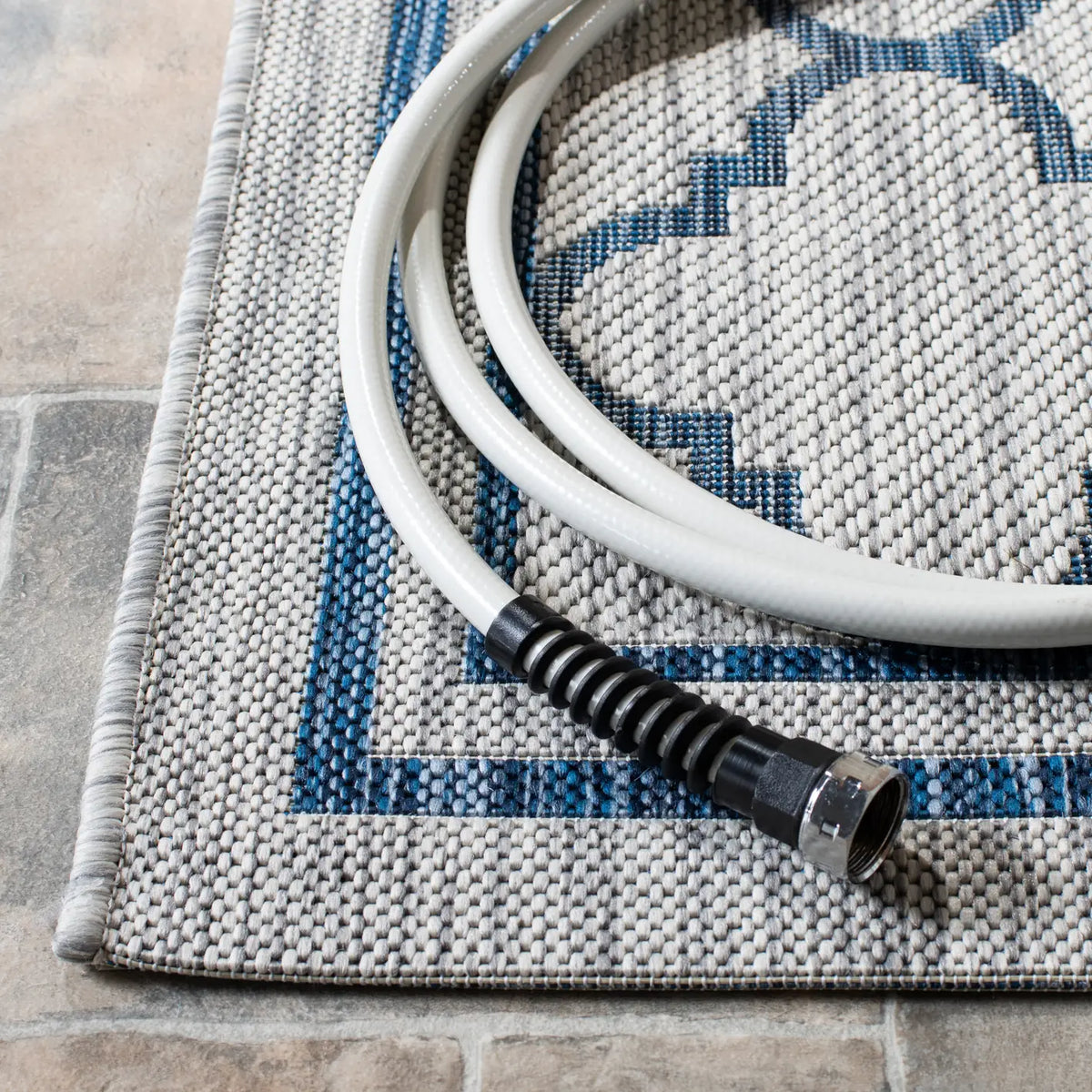 Safavieh Courtyard 4'-0" x 5'-7" Rug in Grey / Navy