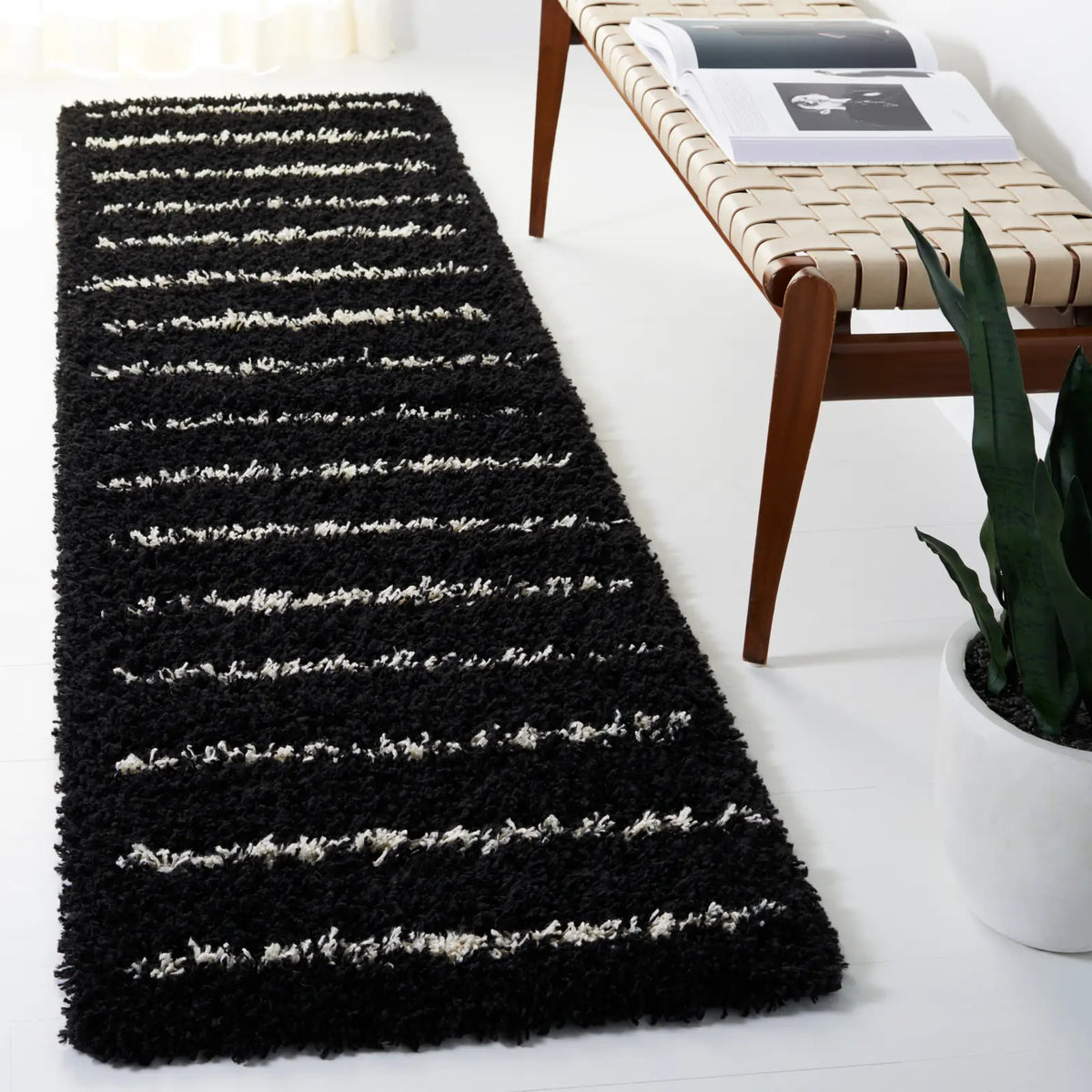 Safavieh Venus Shag 600 2'-2" x 8'-0" Rug in Black / Ivory