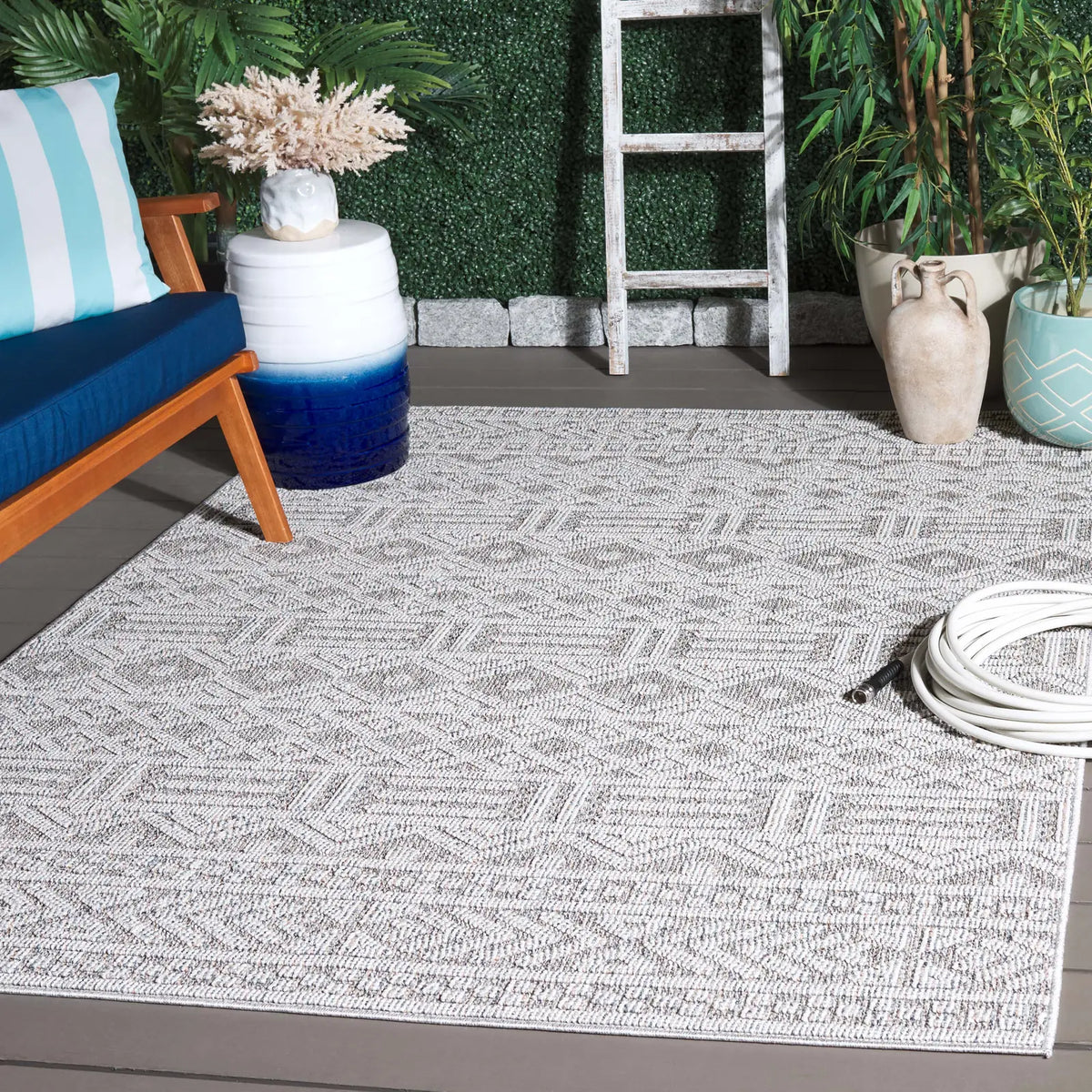 Safavieh Martha Stewart Global 4'-0" x 6'-0" Rug in Grey / Light Grey