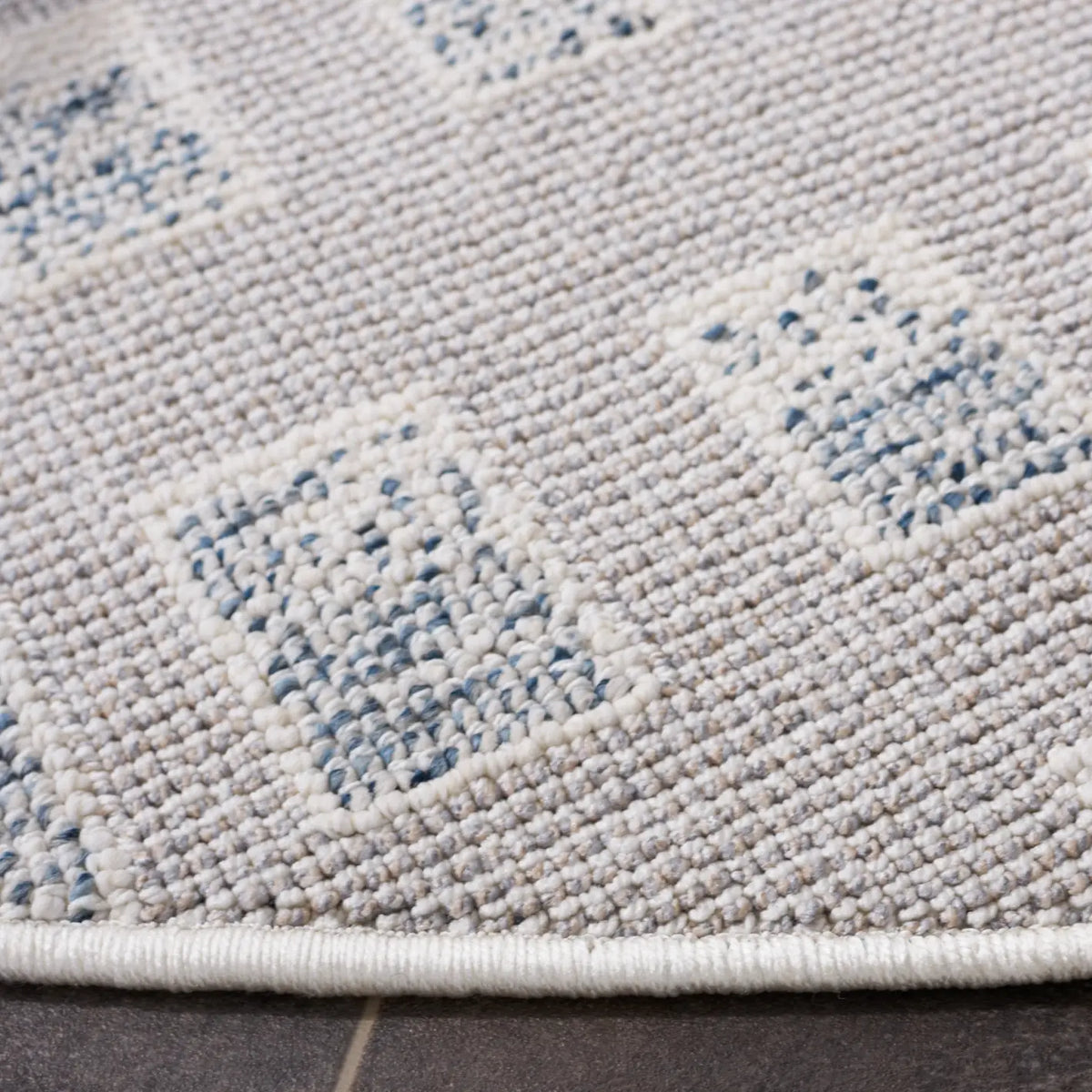 Safavieh Trends 6'-7" x 6'-7" Rug in Grey / Ivory