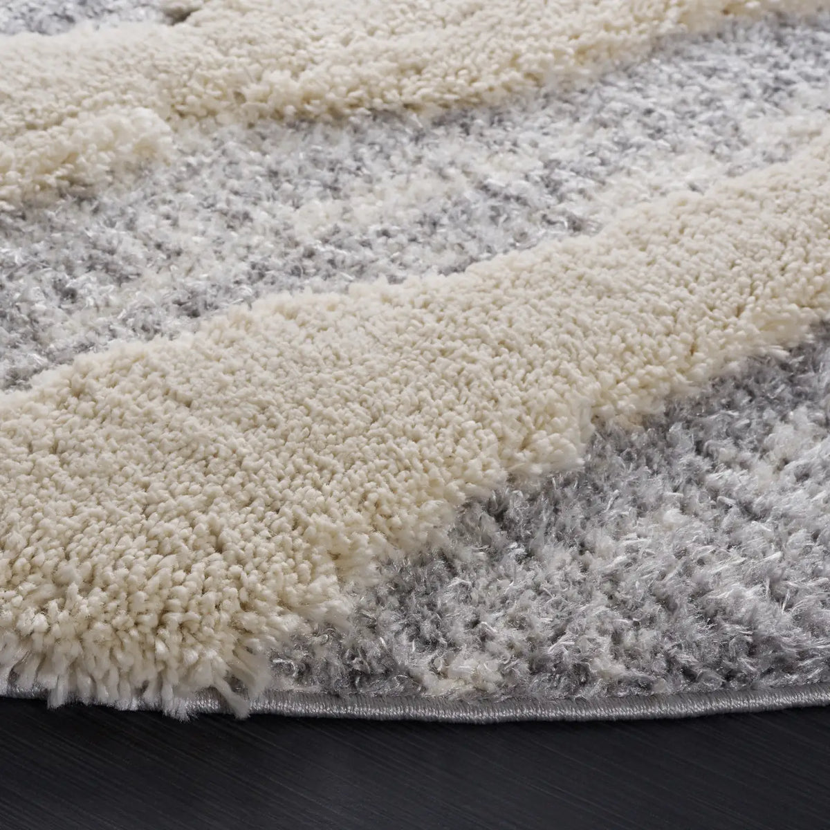 Safavieh Hi-Lo Shag 6'-7" x 6'-7" Rug in Grey / Light Beige