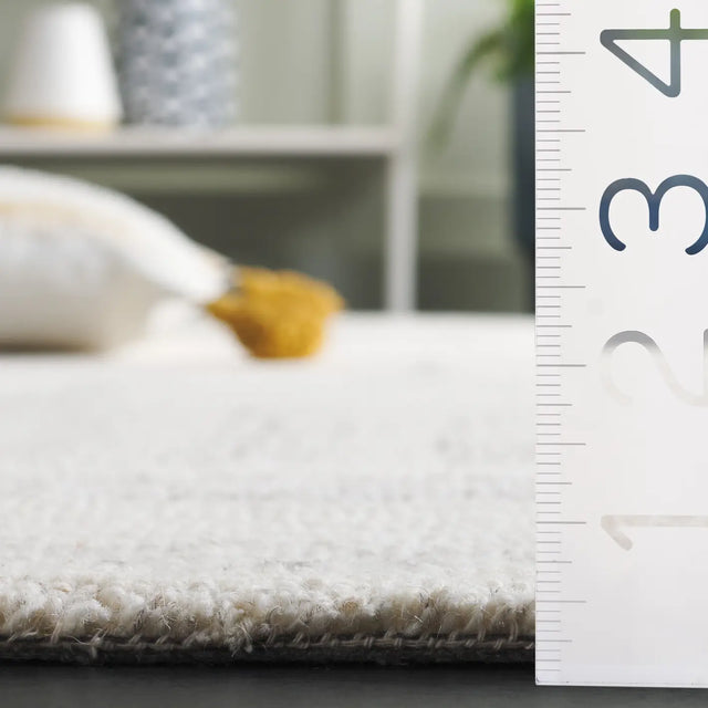 Safavieh Pine 4'-0" x 6'-0" Rug in Ivory / Grey