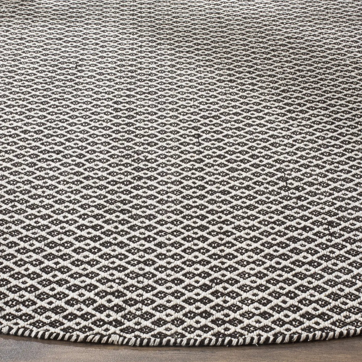Safavieh Montauk 6'-0" x 6'-0" Rug in Ivory / Black