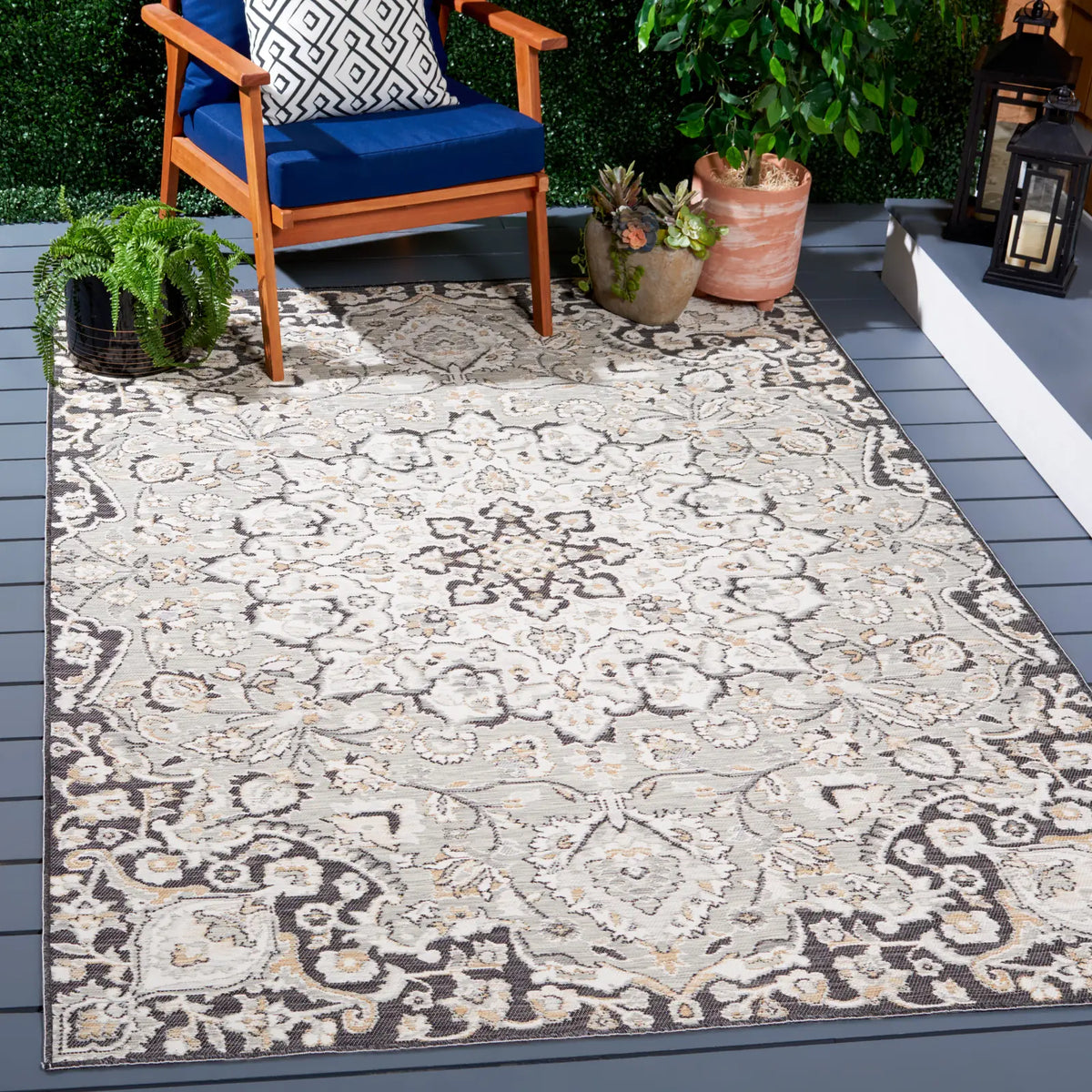 Safavieh Sunrise 5'-3" x 7'-7" Rug in Grey / Beige Black