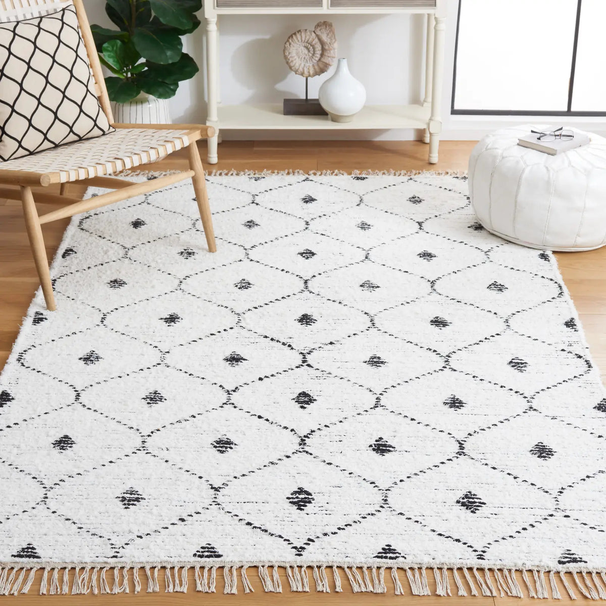 Safavieh Casablanca 4'-0" x 6'-0" Rug in Ivory / Black