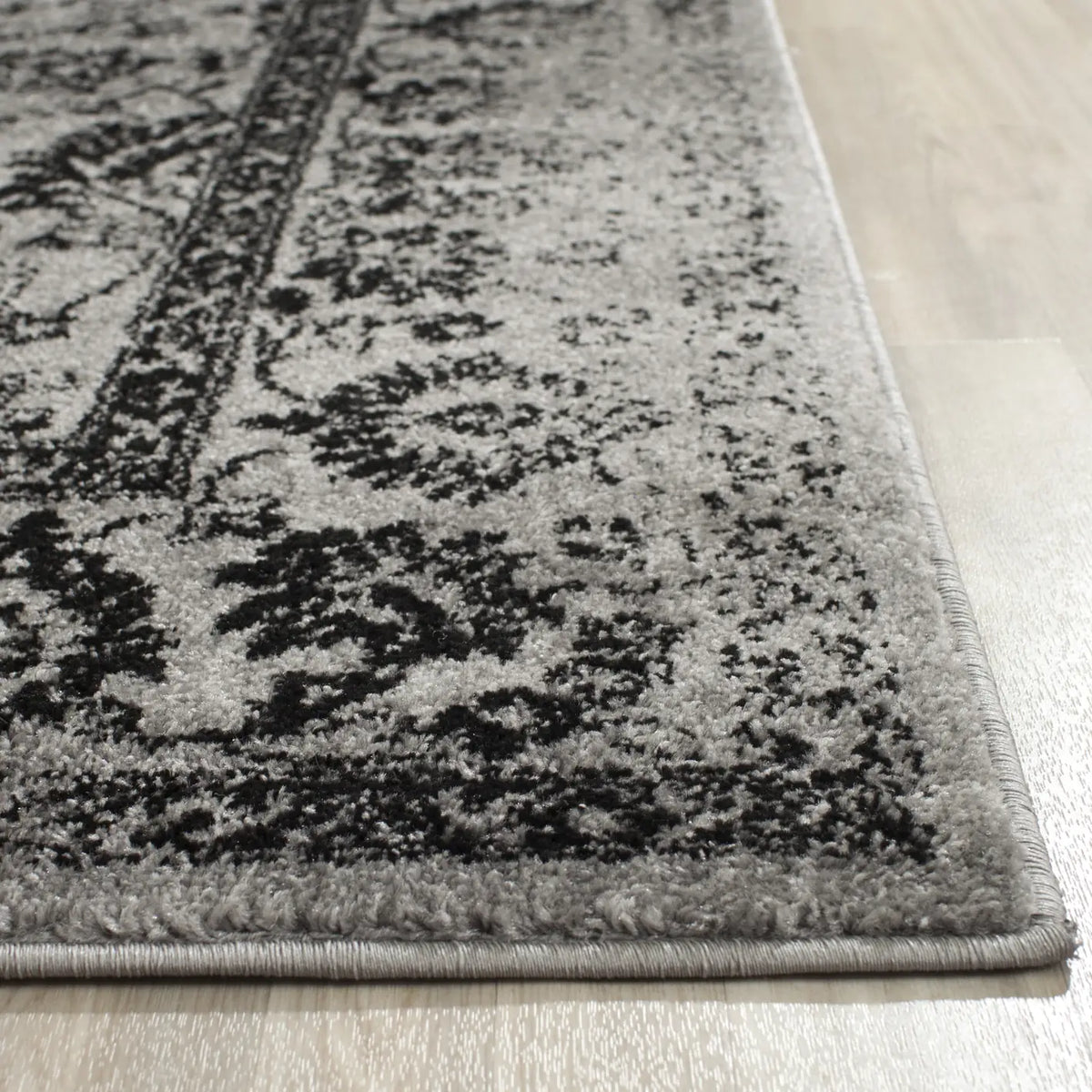 Safavieh Adirondack 6'-0" x 9'-0" Rug in Grey / Black