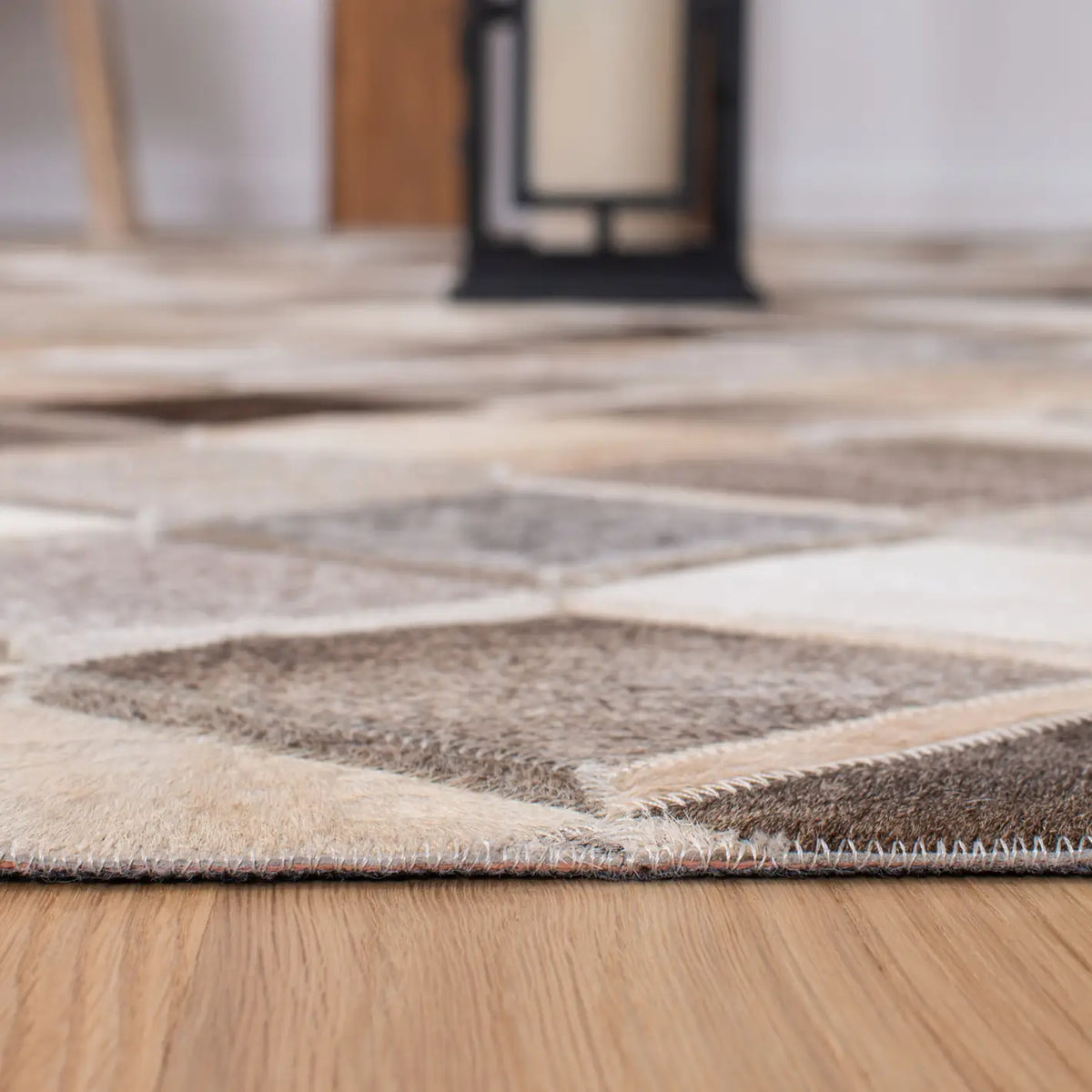 Safavieh Studio Leather 4'-0" x 6'-0" Rug in Ivory / Grey