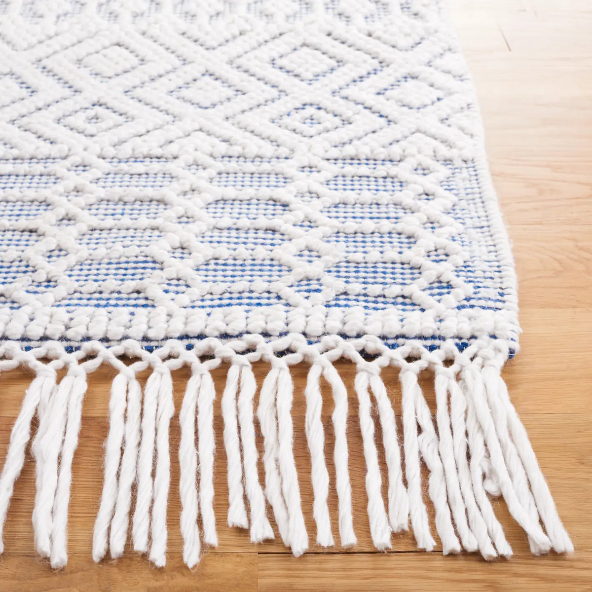 Safavieh Casablanca 4'-0" x 6'-0" Rug in Blue / Ivory