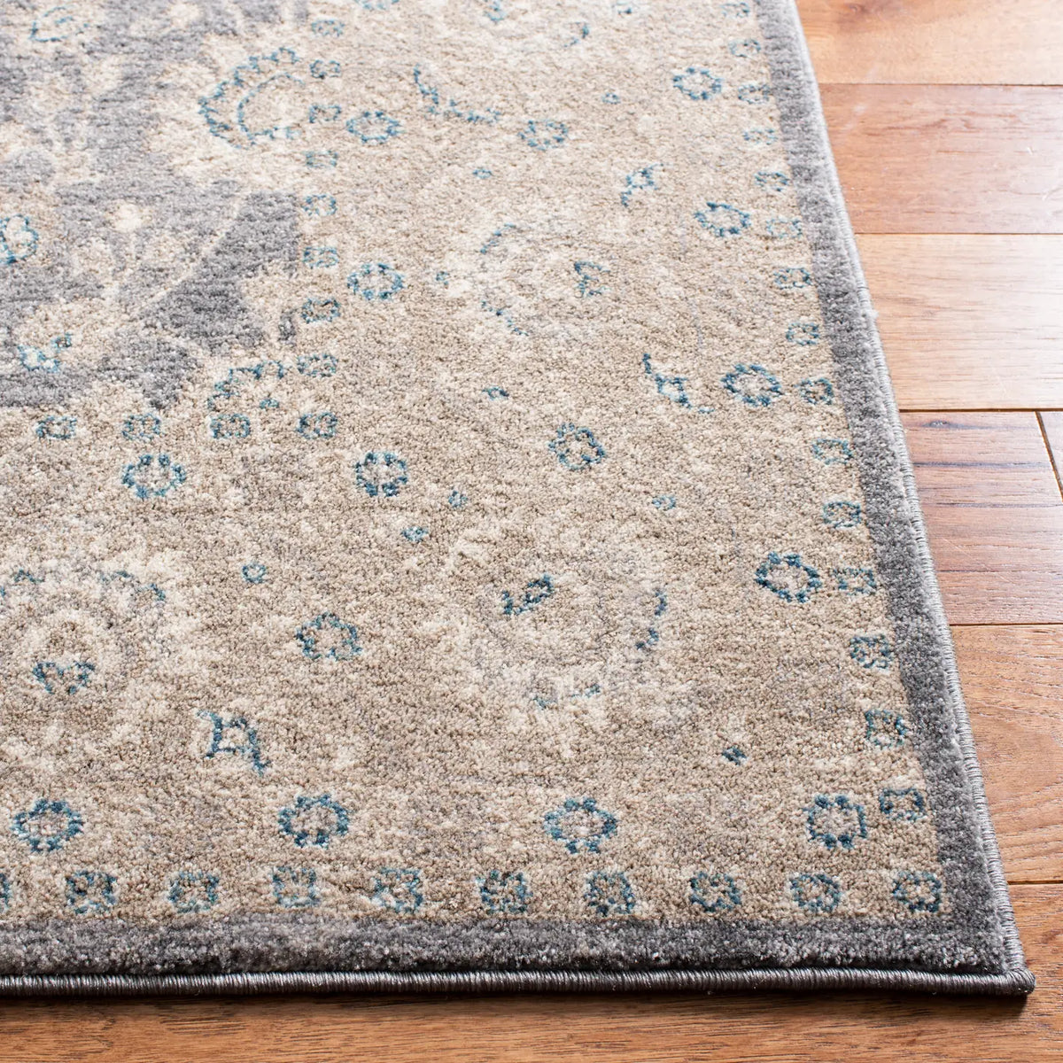 Safavieh Sofia 4'-0" x 5'-7" Rug in Light Grey / Beige