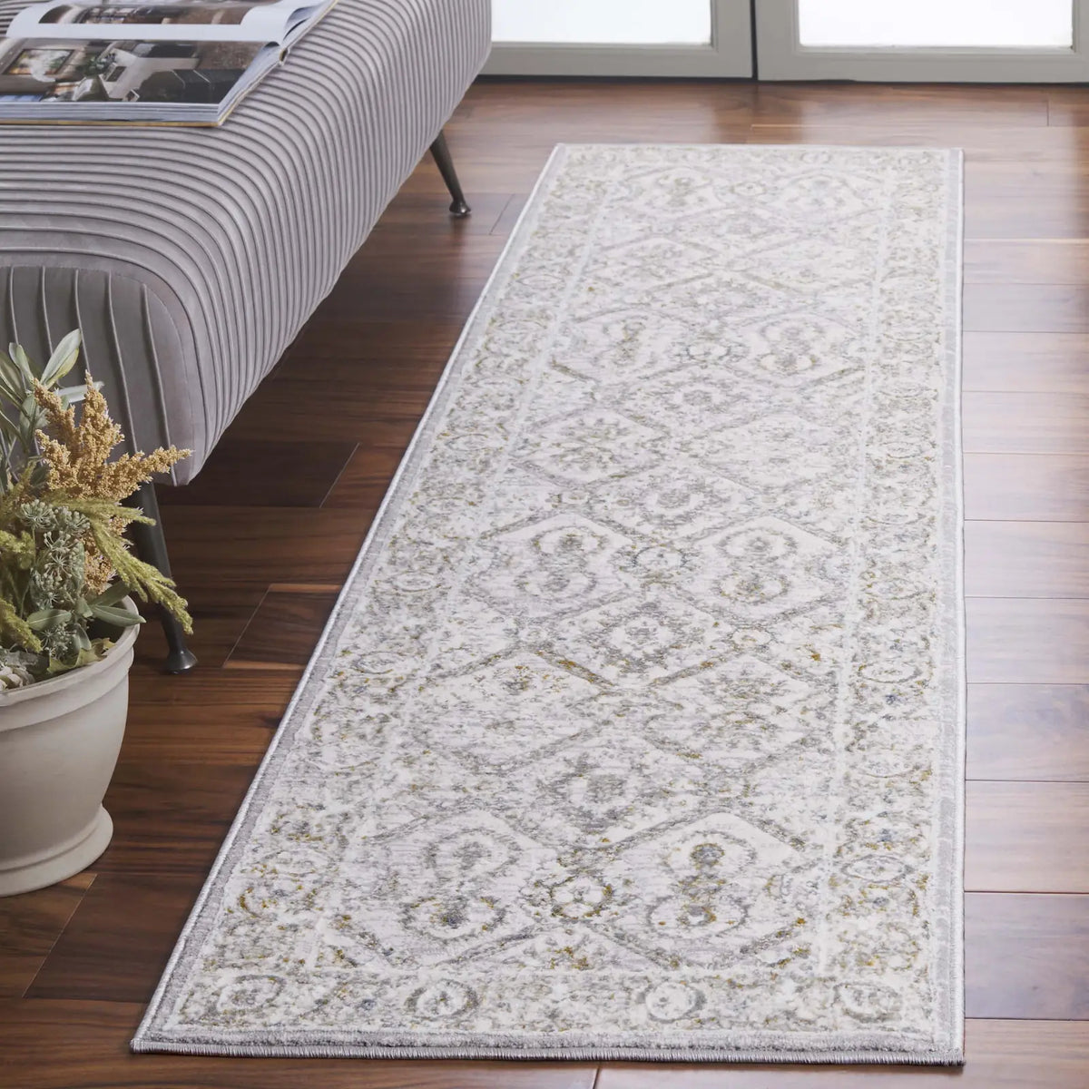 Safavieh Easton 2'-0" x 8'-0" Rug in Ivory / Grey Gold