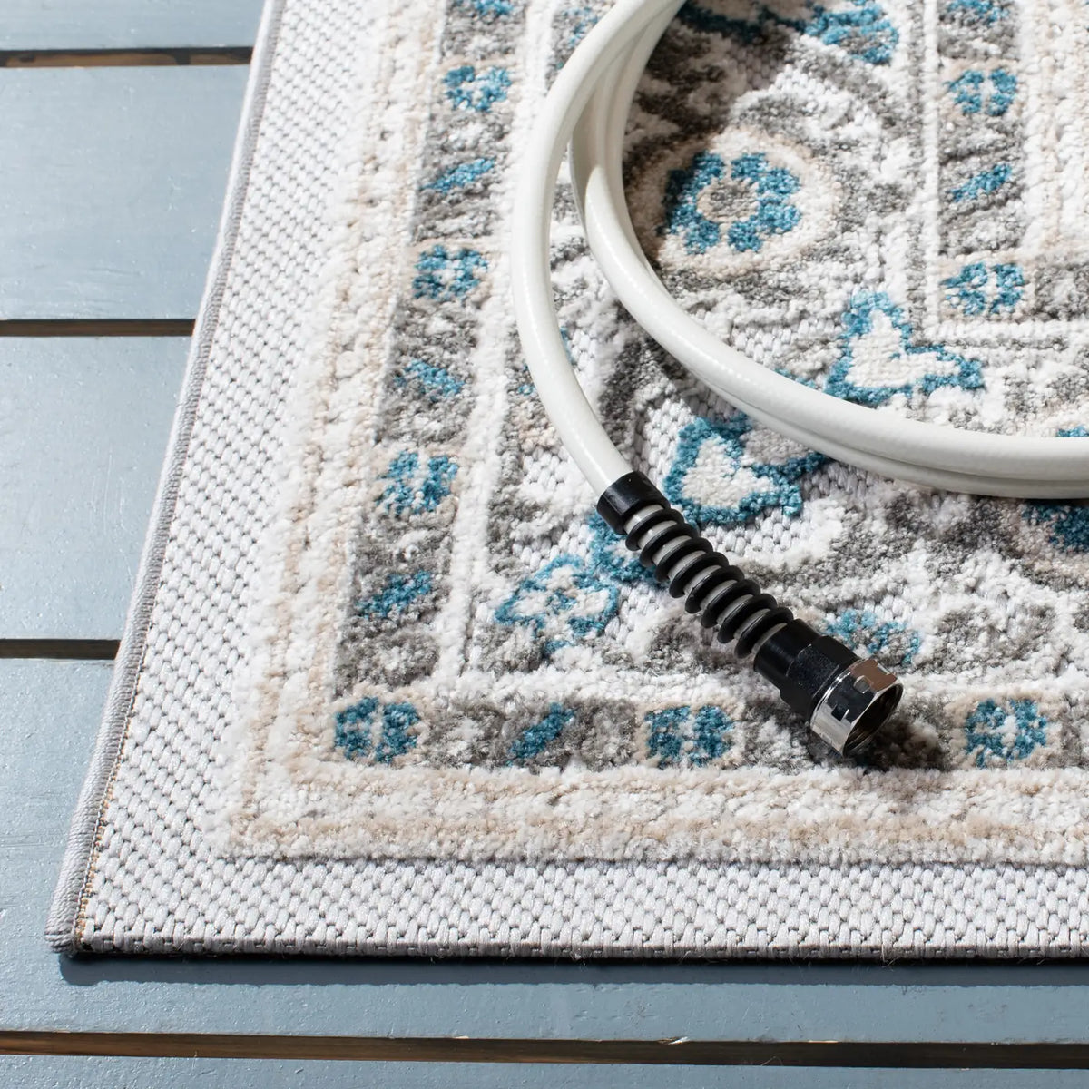 Safavieh Cabana 4'-5" x 6'-5" Rug in Navy / Grey