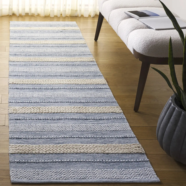 Safavieh Montauk 2'-3" x 8'-0" Rug in Silver / Ivory