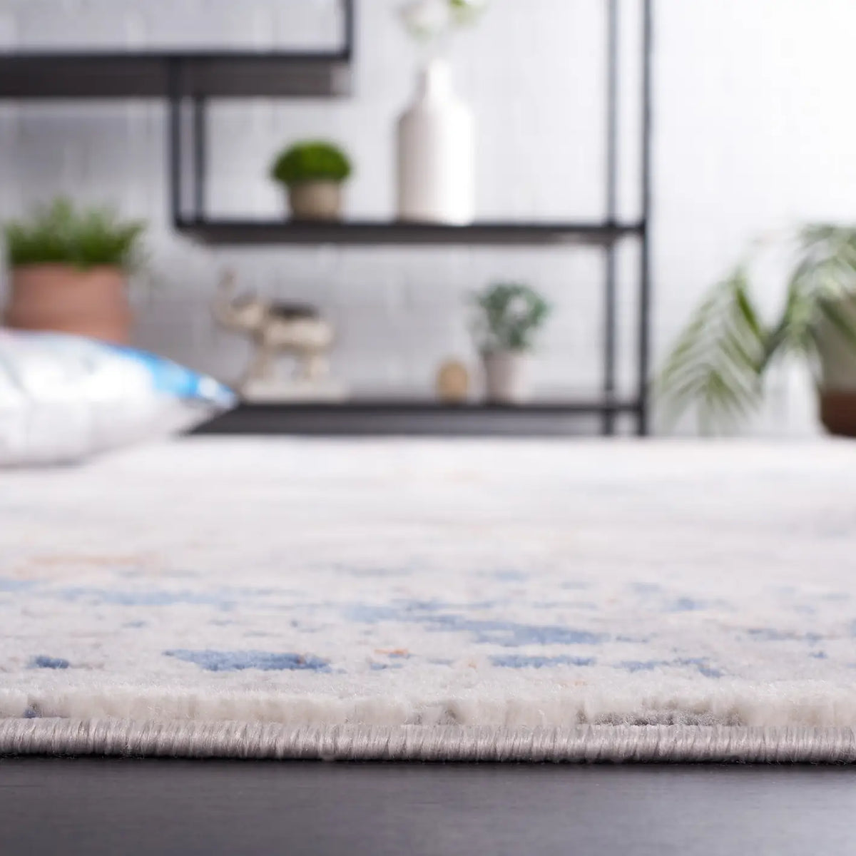 Safavieh Eternal 4'-0" x 6'-0" Rug in Grey / Blue