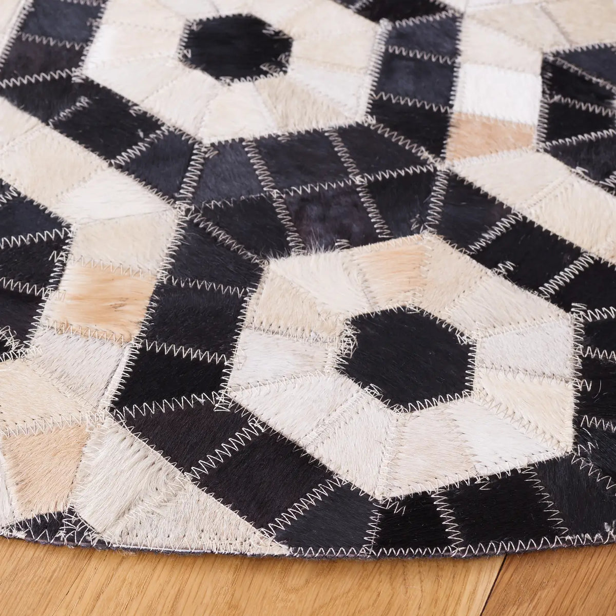 Safavieh Studio Leather 6'-0" x 6'-0" Rug in Black / Beige