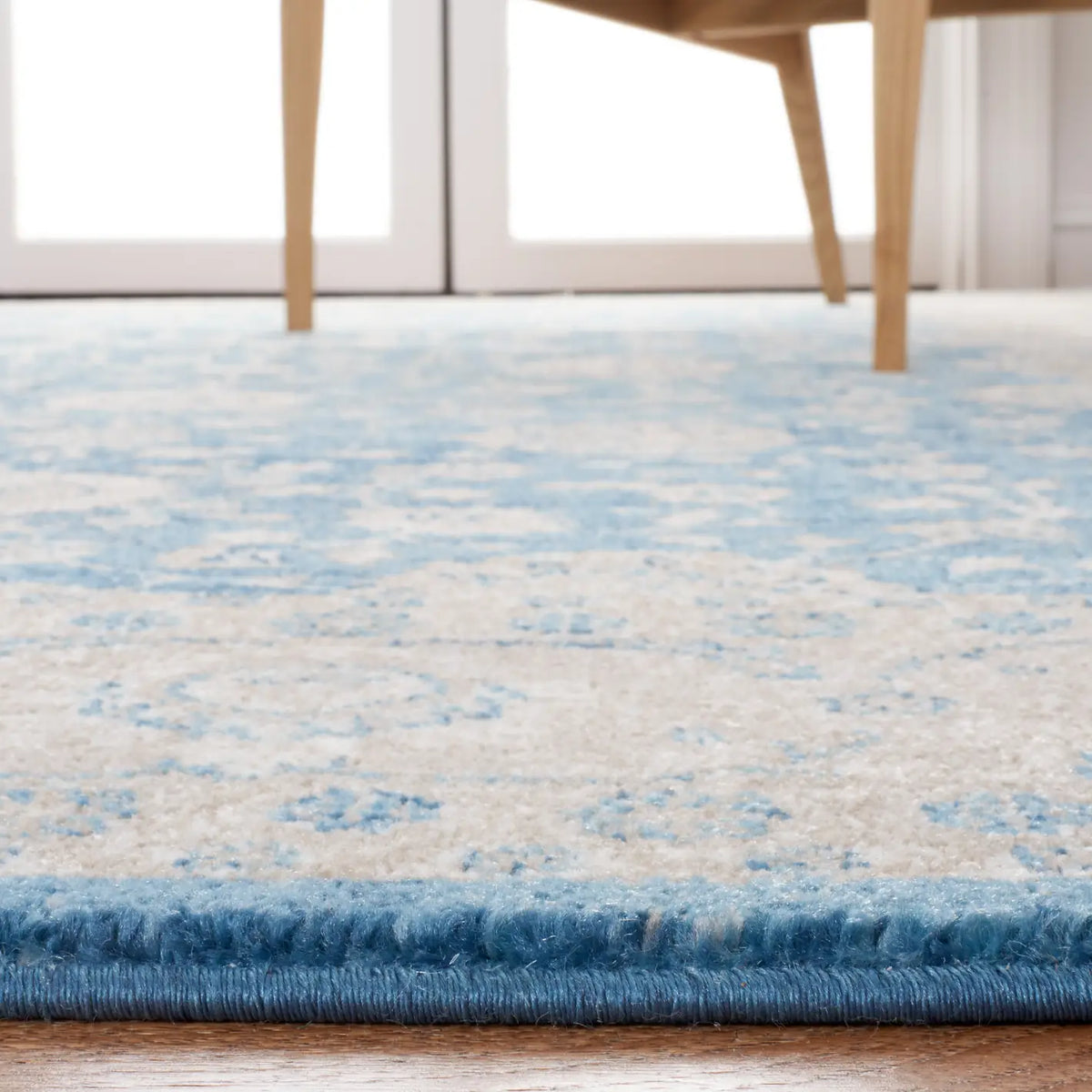 Safavieh Sofia 4'-0" x 5'-7" Rug in Blue / Beige