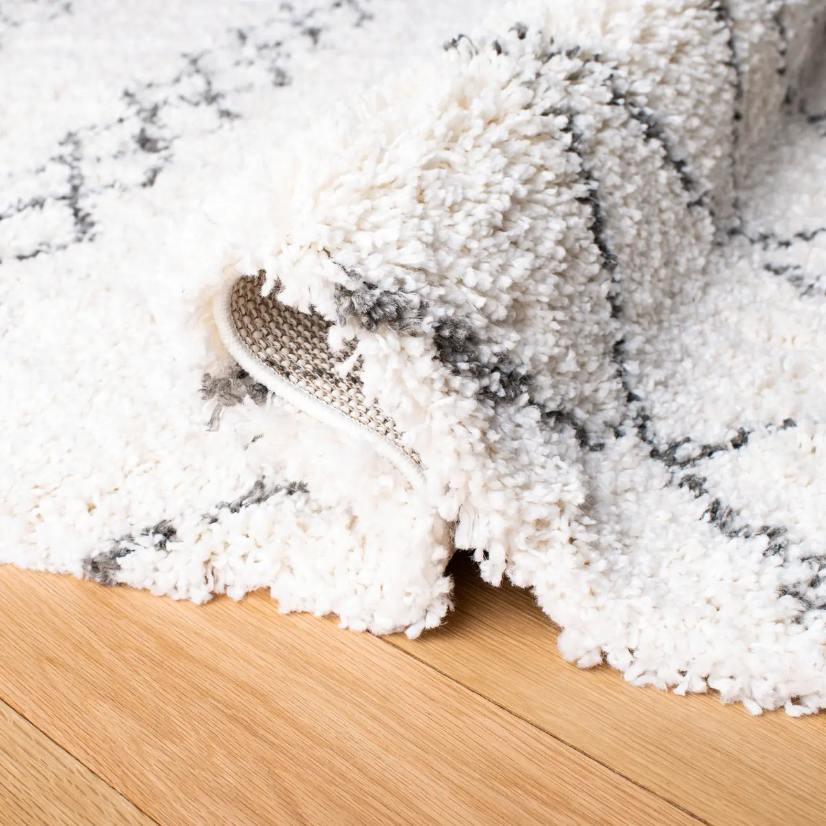 Safavieh Moroccan Fringe Shag 5'-3" x 7'-6" Rug in Ivory / Grey