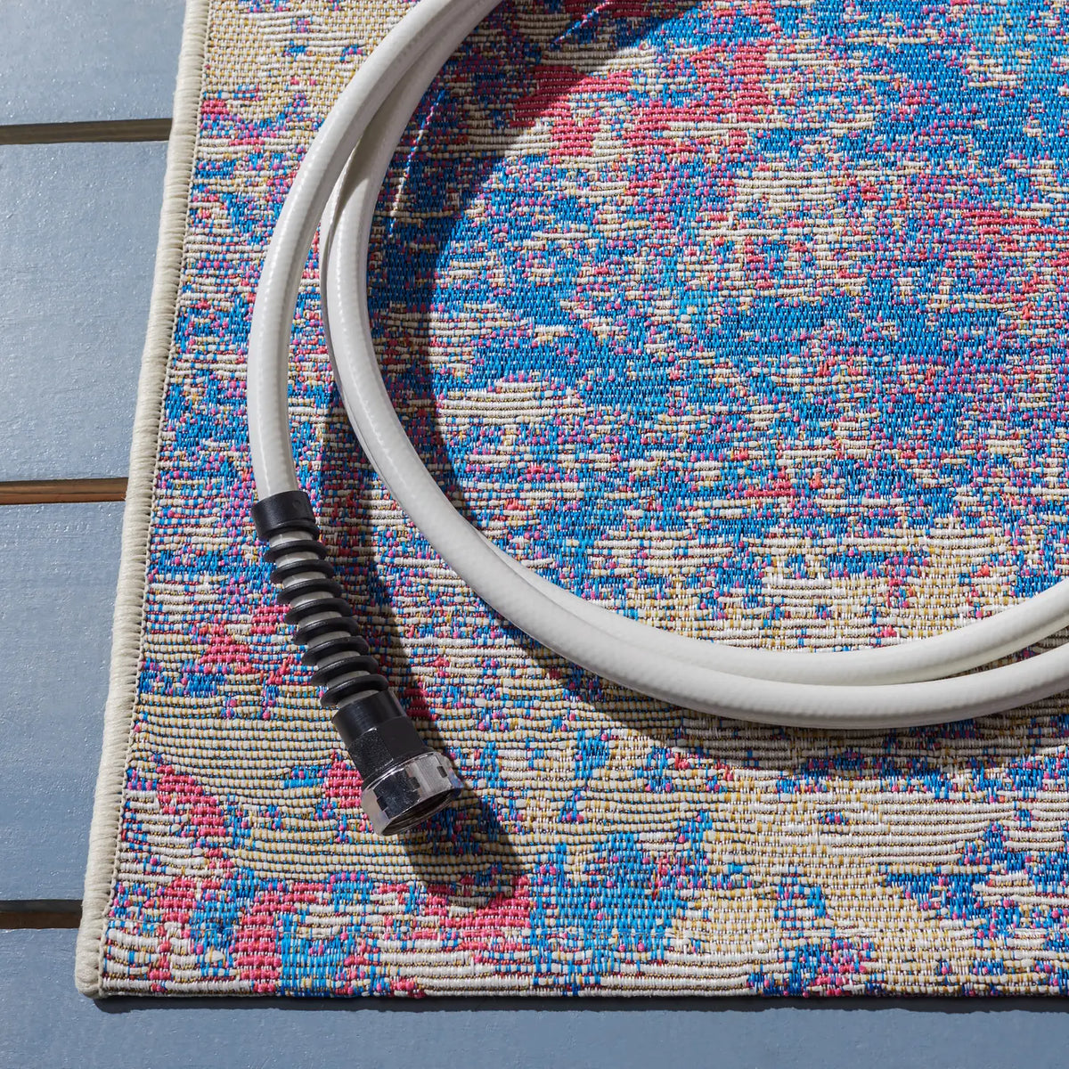 Safavieh Summer 4'-0" x 6'-0" Rug in Blue / Red