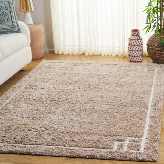 Safavieh Casablanca 4'-0" x 6'-0" Rug in Beige / Ivory